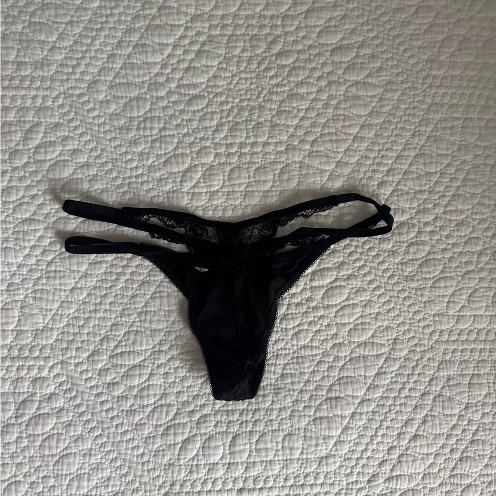 Victoria’s Secret Strappy Silky Lace Seamless Thon Black XS
